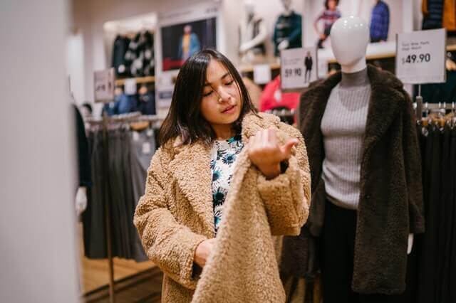 Woman shopping Woman shopping - attributes